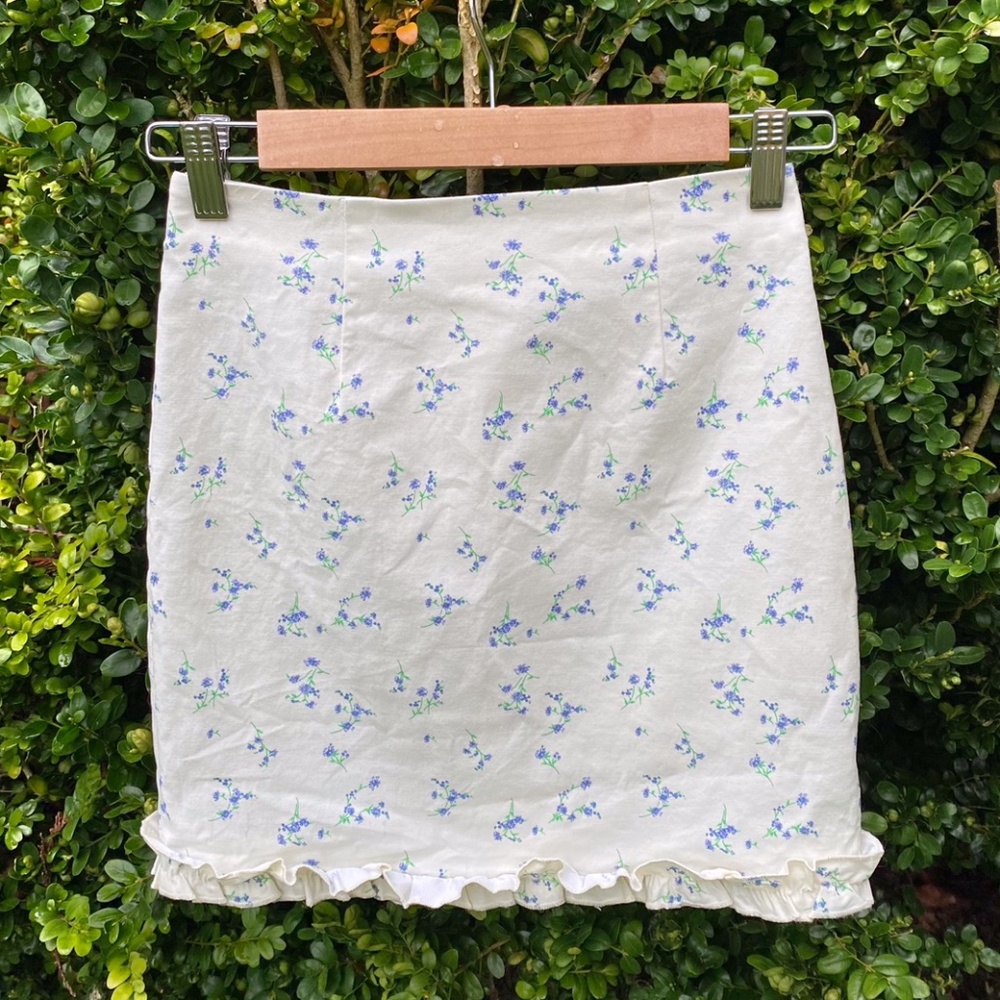 Urban Outfitters floral ruffle hem skirt 🌸🐣💝